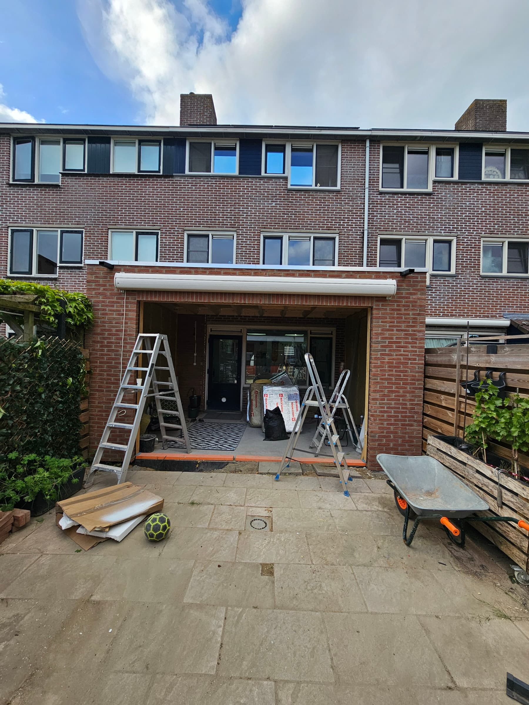Afgeronde aanbouw bij daglicht