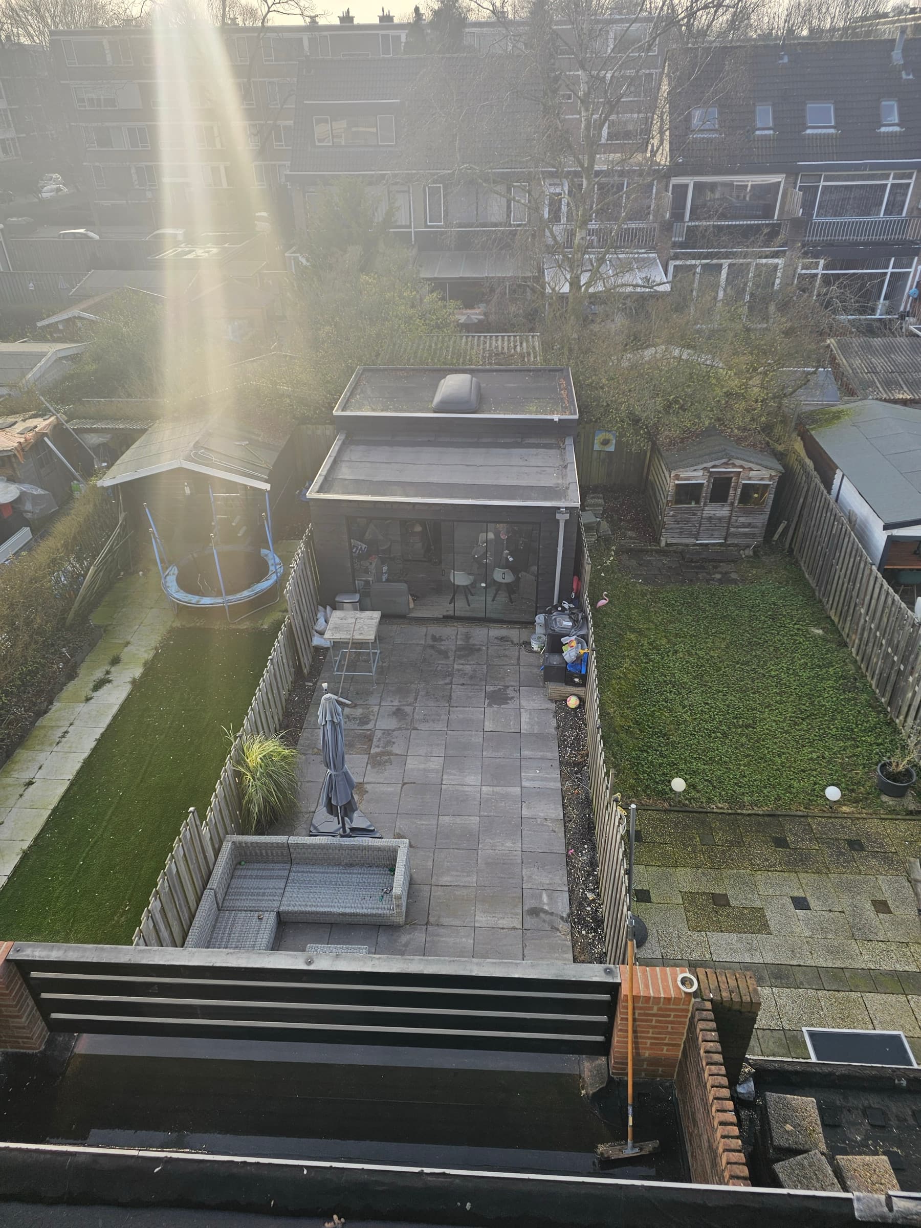 Afgeronde aanbouw met grote glazen puien, avondopname