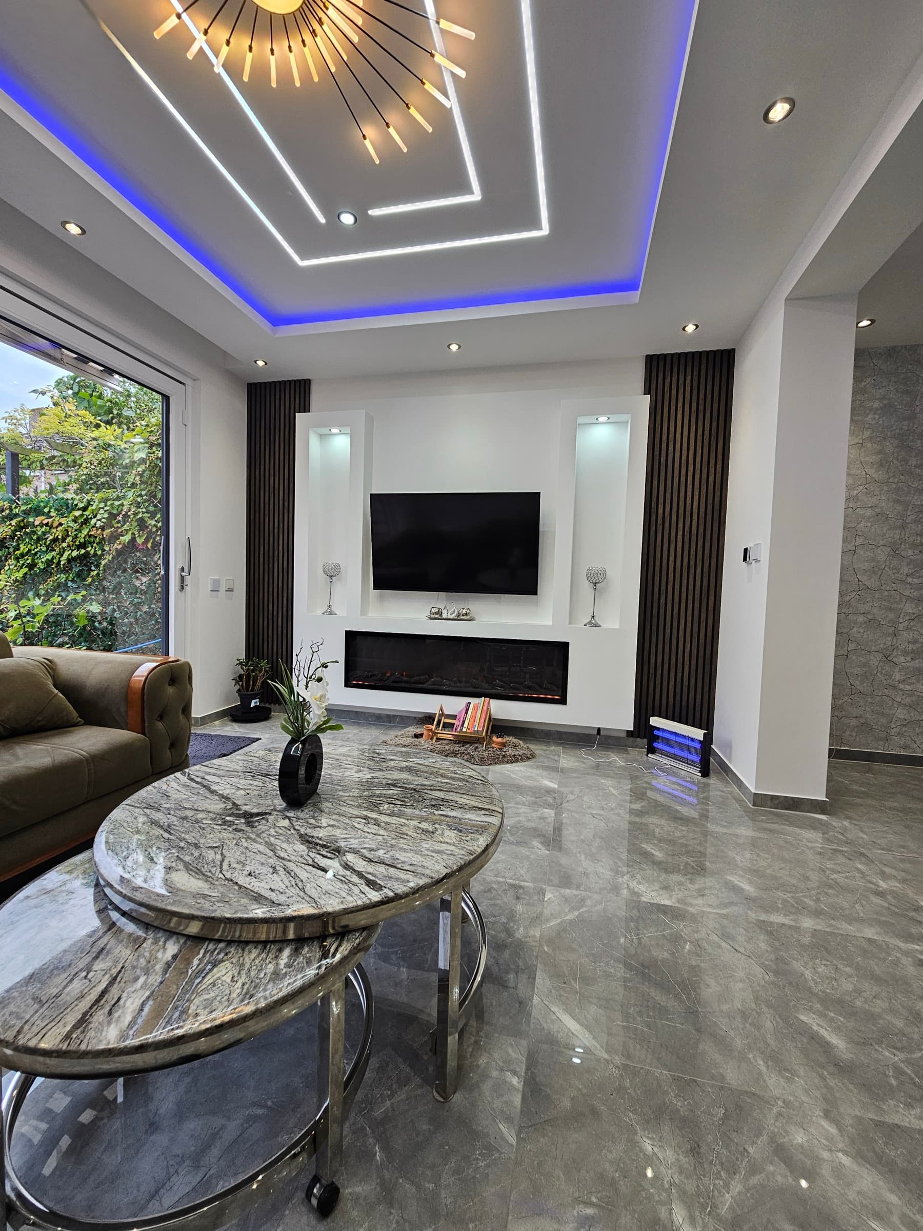 Afgewerkte woonkamer met verlaagd plafond en inbouwverlichting