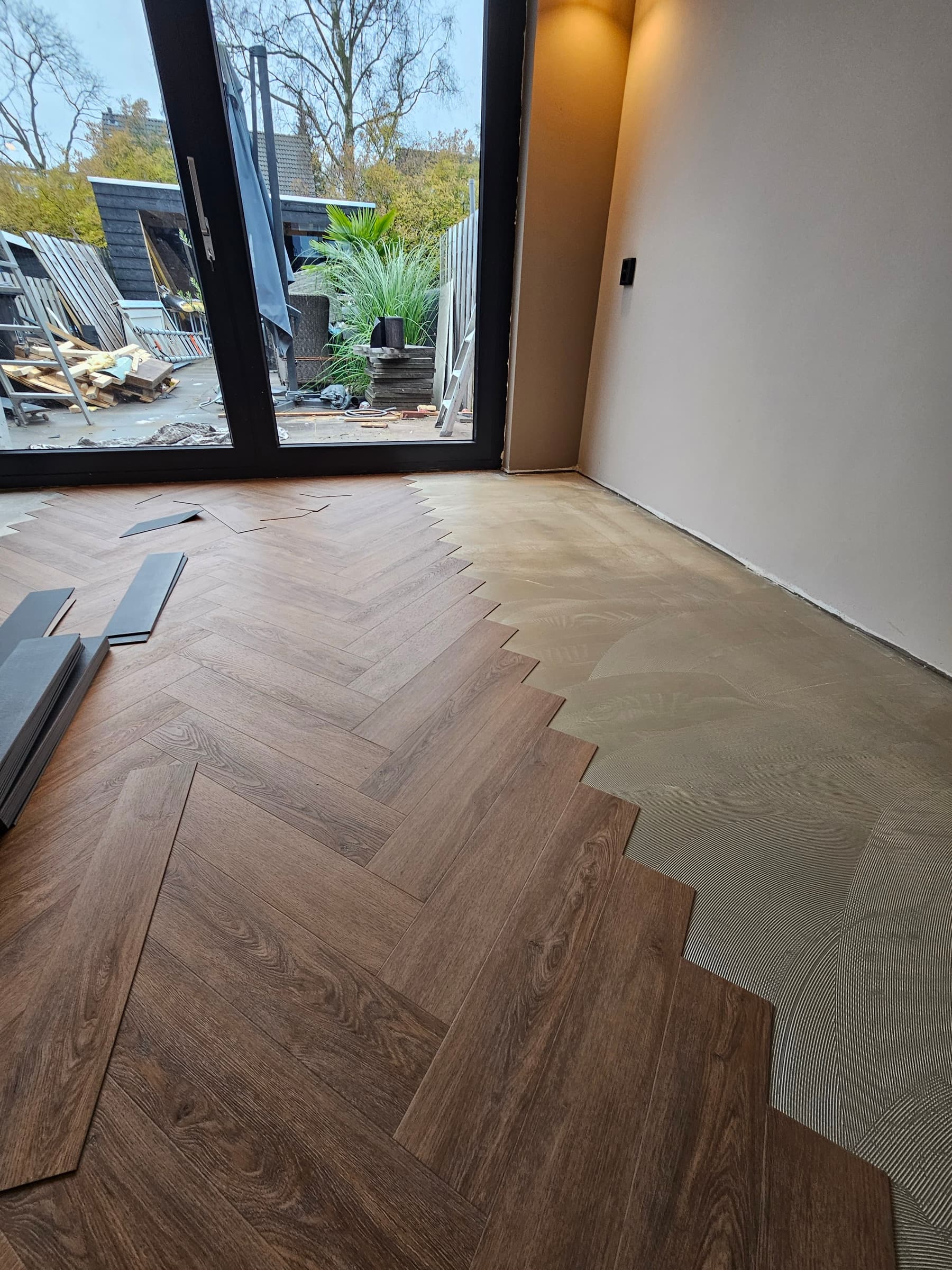 Visgraatvloer in een gerenoveerde woonkamer